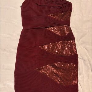 Chic Strapless Burgundy Dress with Sequins
